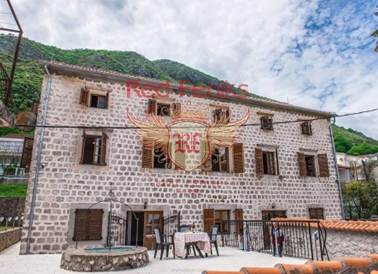 Вилла находится в Черногории в небольшом городке Столив (Stoliv), на всемирно известном курорте Которской бухты, около 15 км от города Котор, 7 км от аэропорта Тиват.