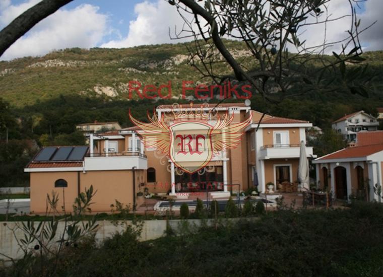 Продажа элегантной современной трехэтажной виллы в местечке Кавач, Черногория, с огромным садом и террасами, и исключительном местоположением, представляющей собой великолепный семейный дом для отдыха или развлечений.