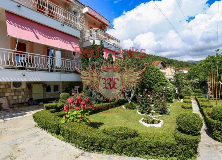 Трехэтажный дом с чудесным садом в Биеле, Дом в Херцег Нови Черногория