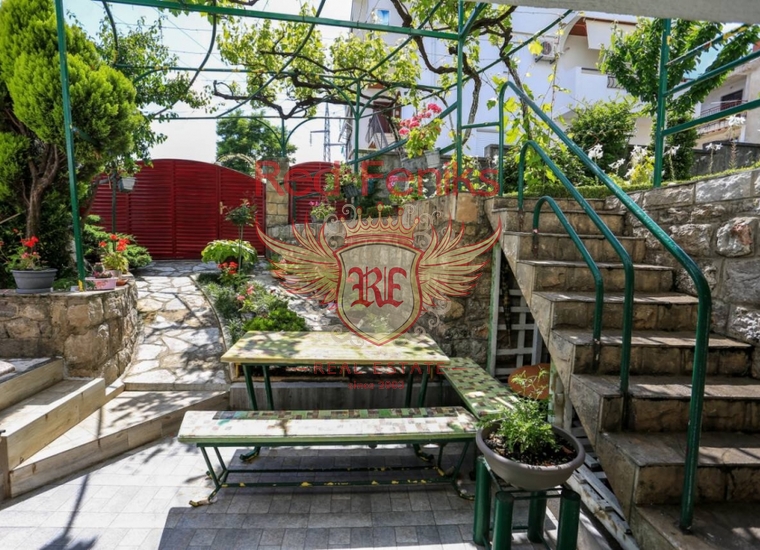 Трехэтажный дом с чудесным садом в Биеле, купить дом в Херцег Нови