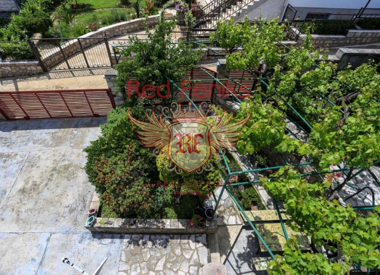 Трехэтажный дом с чудесным садом в Биеле, Дом в Херцег Нови Черногория