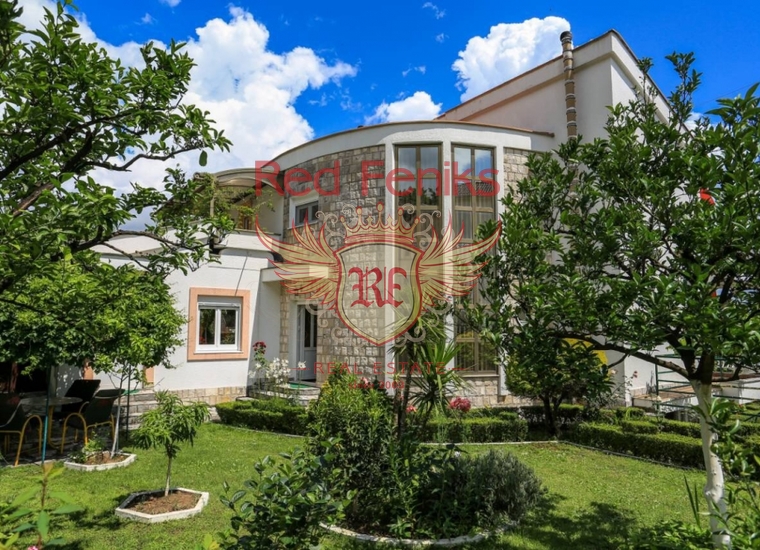 Трехэтажный дом с чудесным садом в Биеле, купить виллу в Биела