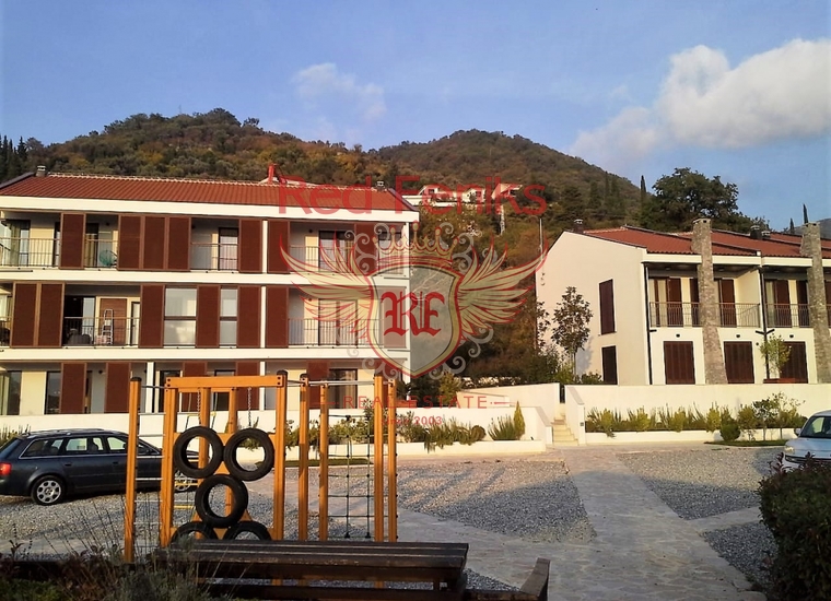 Апартаменты с двумя спальнями в новом клубном комплексе в Тивате, Черногория.