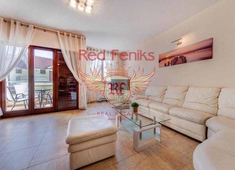 Добро пожаловать в дом вашей мечты в Каменари! Эта просторная квартира площадью 127 м2 предлагает идеальное сочетание комфорта и роскоши.