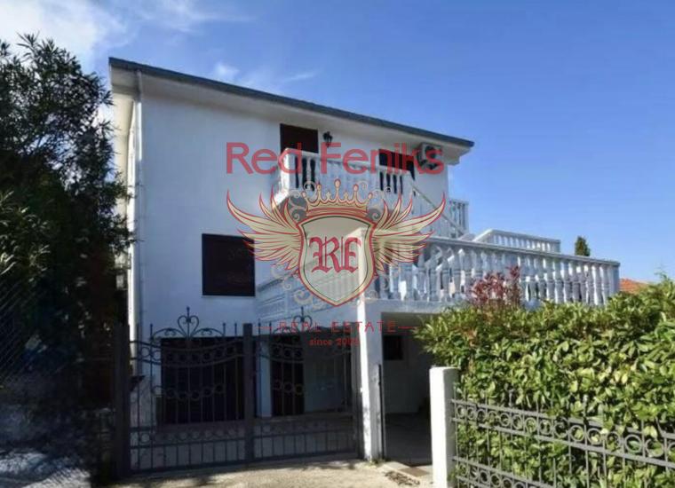 Продается
Дом
Площадь дома: 195 м²
Площадь участка: 334 м²
Планировка:
1-й этаж: кухня-столовая, гостиная, туалет, гараж, резервуар для воды (20 м³).