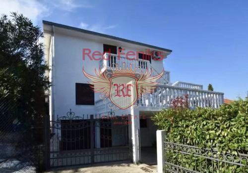 Продается

Дом


	Площадь дома: 195 м²
	Площадь участка: 334 м²


Планировка:


	1-й этаж: кухня-столовая, гостиная, туалет, гараж, резервуар для воды (20 м³).
